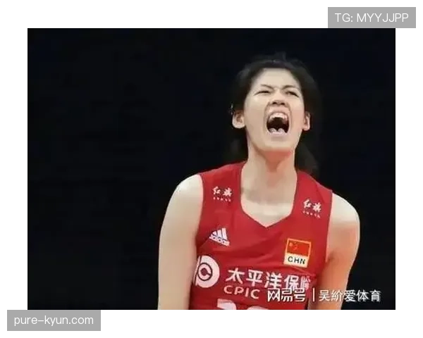 李盈莹赛场像女王，下了场居然爱穿拖鞋逛街？